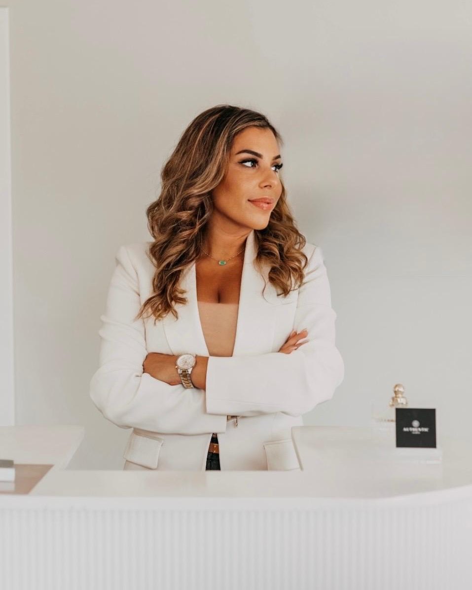 Noémie, à l'accueil d'Authentic Aesthetic